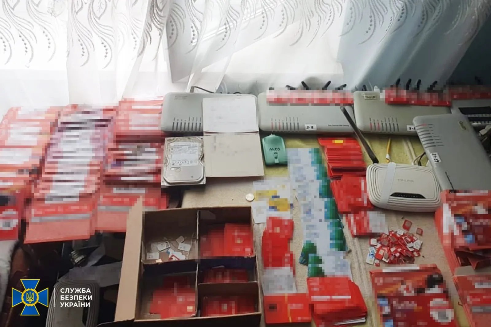 Під час обшуків знайшли спеціальну апаратуру та купу стартових пакетів