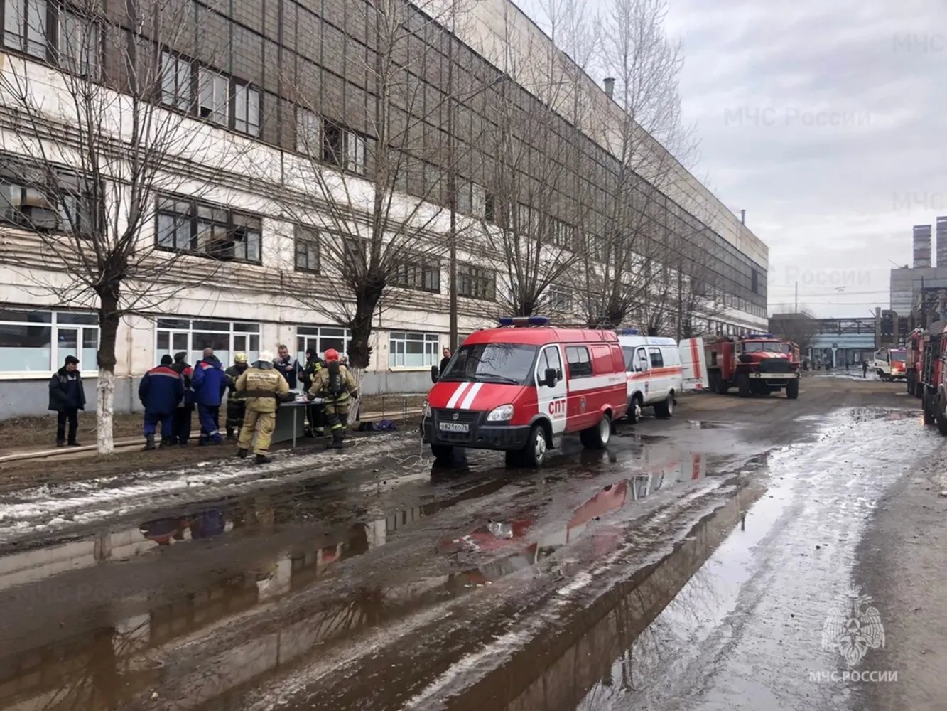 На місці безліч рятувальників На місці безліч рятувальників