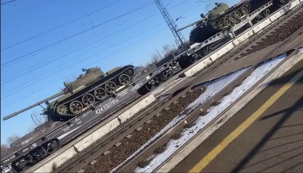 Щоб компенсувати втрати у техніці, застосовують старі танки  Щоб компенсувати втрати у техніці, застосовують радянські танки
