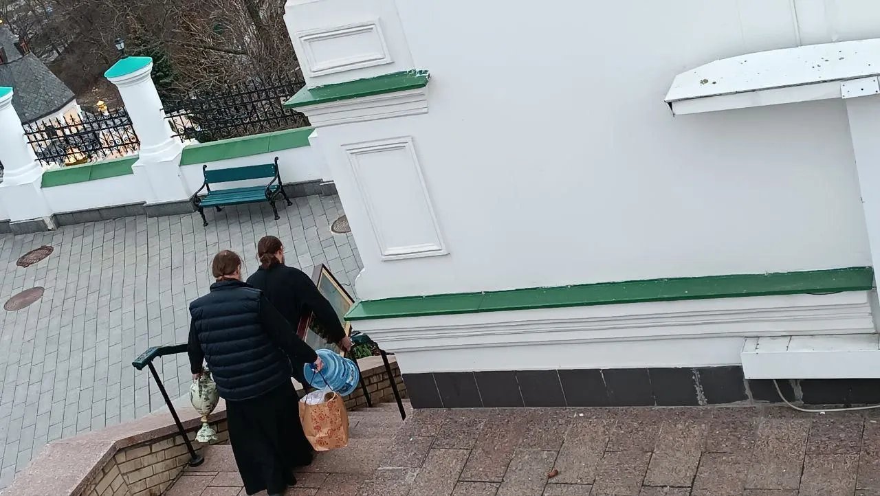 З'явилось фото, як попи УПЦ МП виносять з Лаври свій мотлох 1