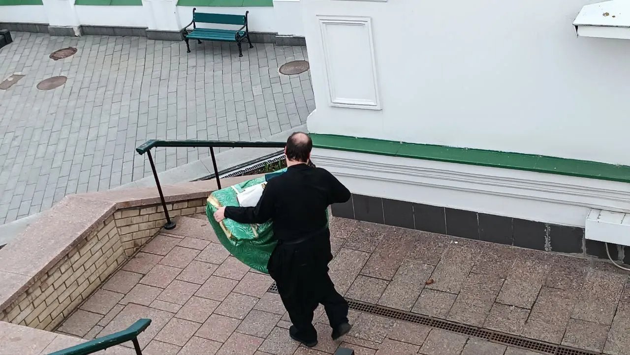 З'явилось фото, як попи УПЦ МП виносять з Лаври свій мотлох 2