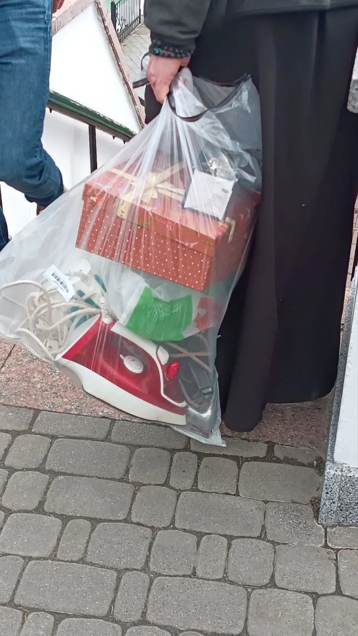 З'явилось фото, як попи УПЦ МП виносять з Лаври свій мотлох 3