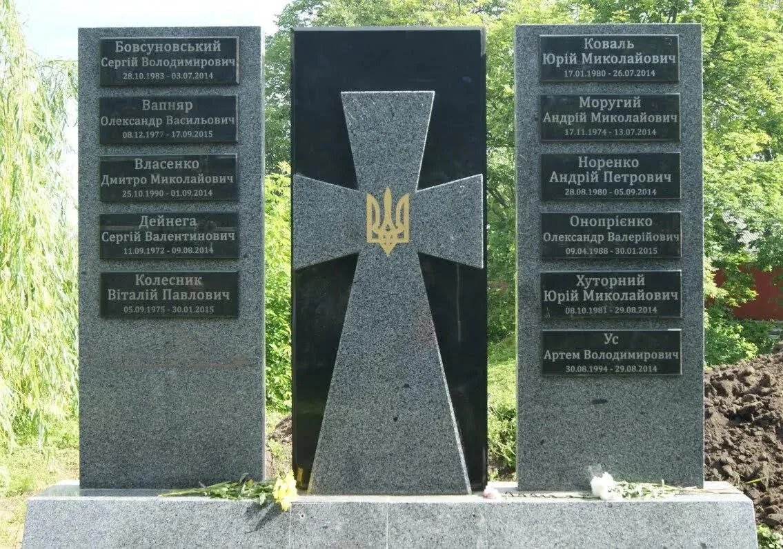 У Бобровиці на Пагорбі слави увіковічили пам'ять про воїнів, загиблих в АТО на сході України. На гранітному пам’ятнику нанесені імена Героїв, які поховані на Бобровиччині