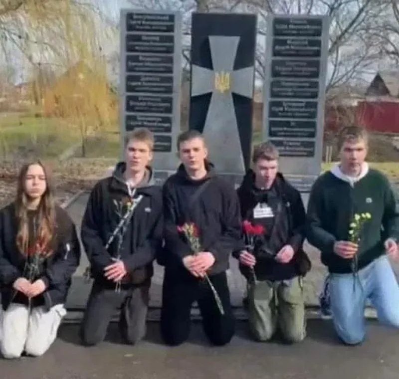 Діти на колінах попросили вибачення у воїнів, які зараз на фронті, та поклали квіти до меморіалу, вшанувавши пам'ять загиблих героїв