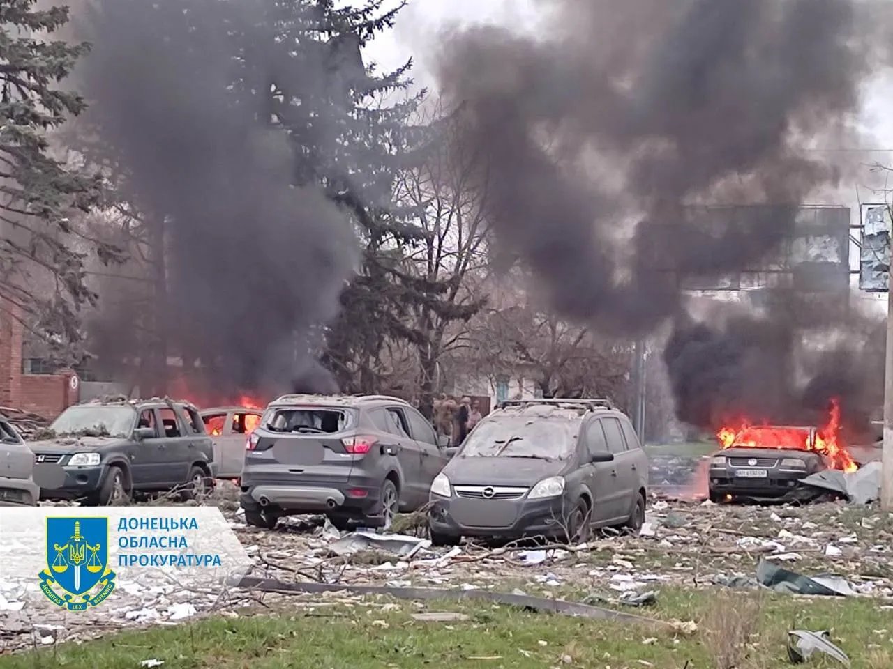 Вибуховою хвилею та уламками снарядів пошкоджено 6 приватних домоволодінь, 3 багатоповерхові будинки та 15 автомобілів