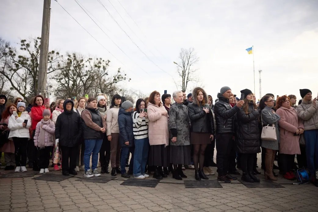 Люди вшанували пам'ять героїв. Фото: Офіс президента