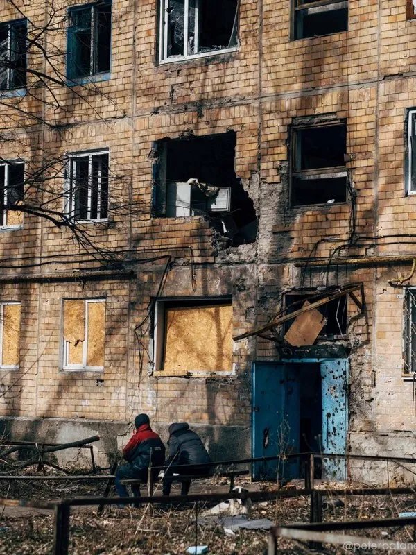 Попри обстріли та відсутність базових комунікацій люди все одно залишаються в місті Попри обстріли та відсутність базових комунікацій люди все одно залишаються в місті