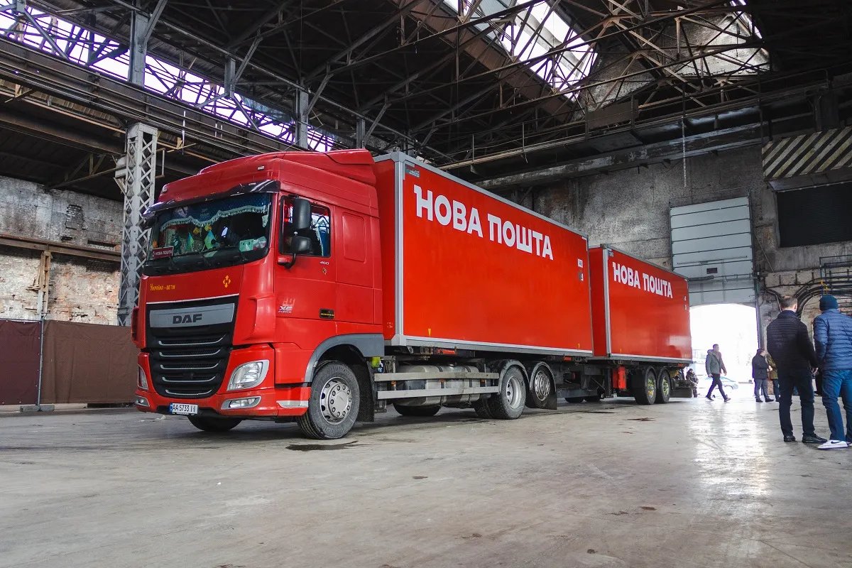 Автівки Нової пошти везуть допомогу