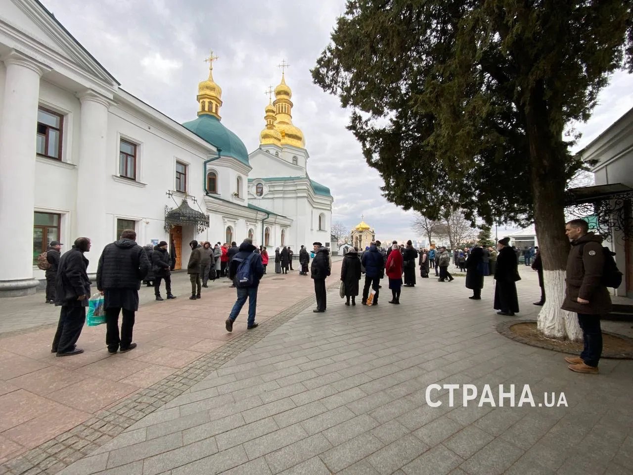 Віряни блокують святиню, архимандрит Федор викликає підмогу: що відбувається у Києво-Печерській Лаврі 1