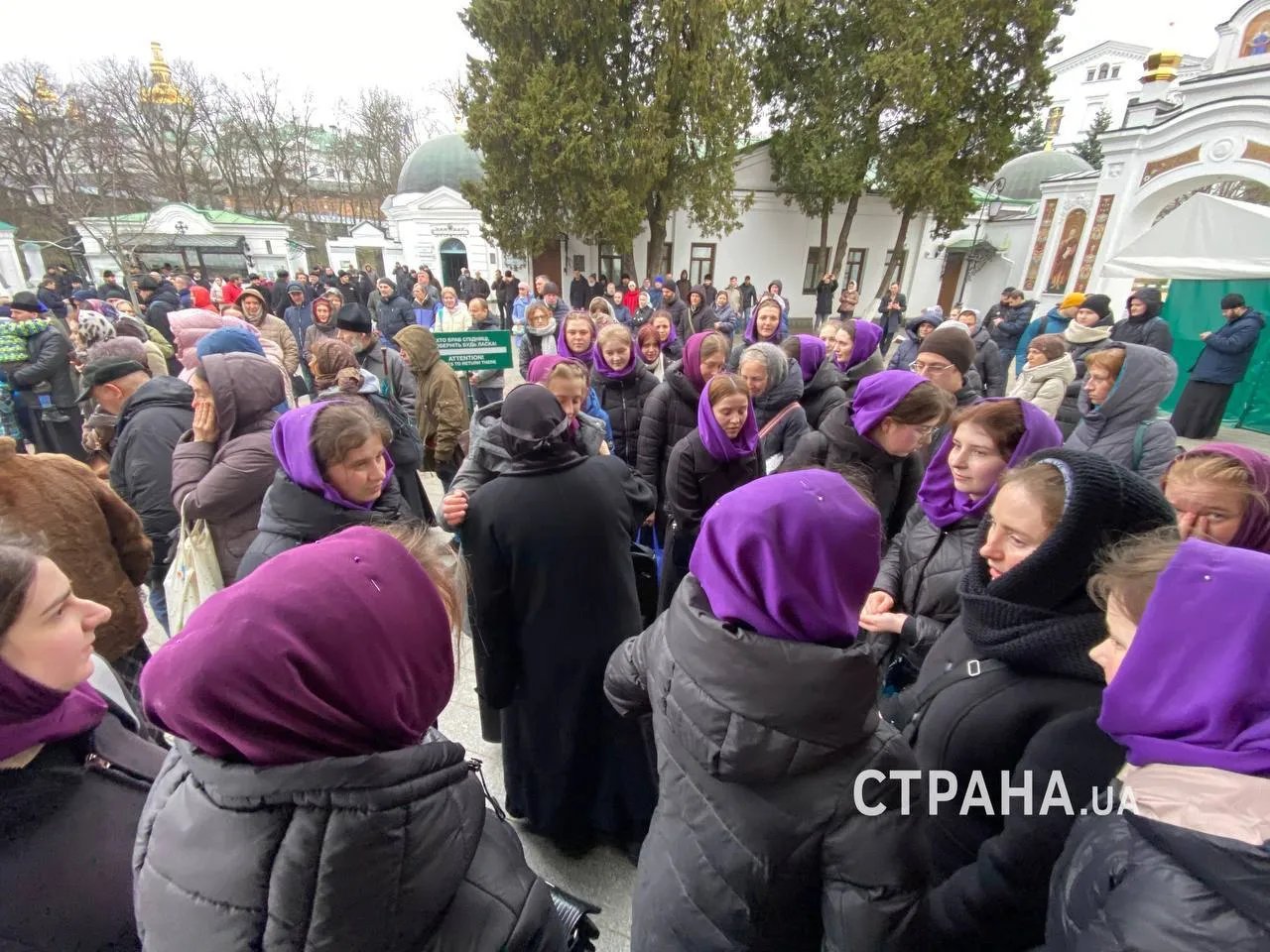 Віряни блокують святиню, архимандрит Федор викликає підмогу: що відбувається у Києво-Печерській Лаврі 3