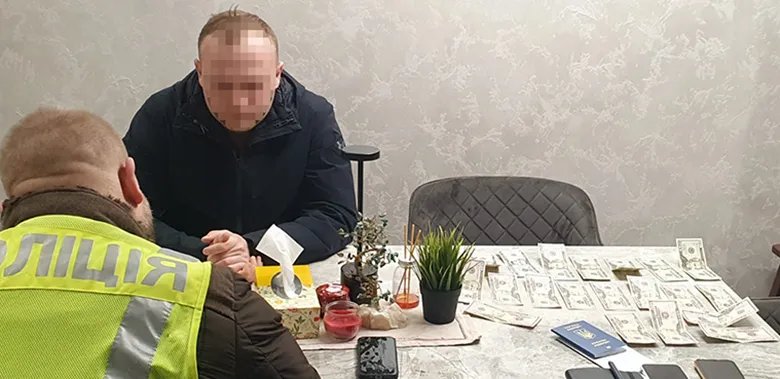 Під час обшуку поліція знайшла гроші та квитанції