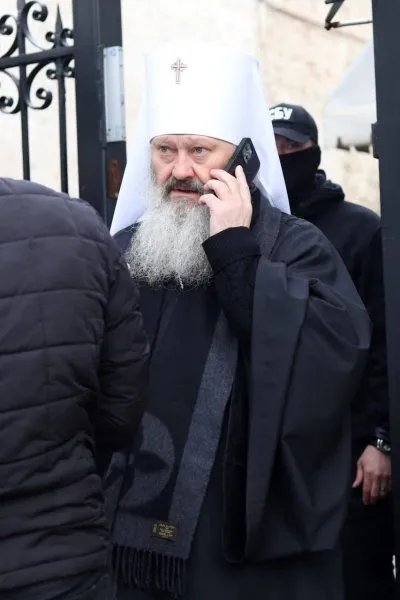 Модный поп: Паша Мерседес "засветил" во время обыска часы по стоимости автомобиля и шарф известного бренда 2