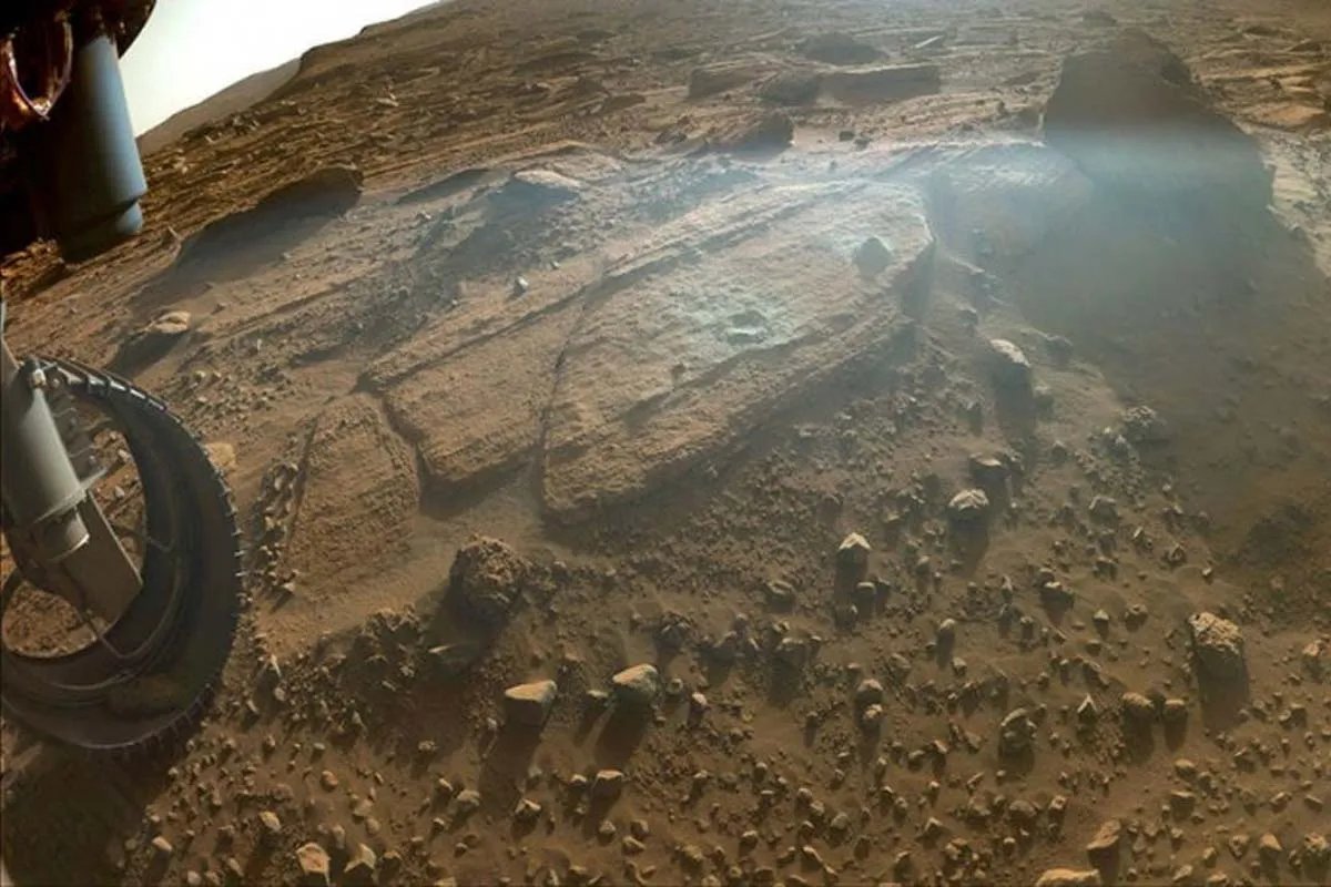 Марсохід бере проб ґрунту 