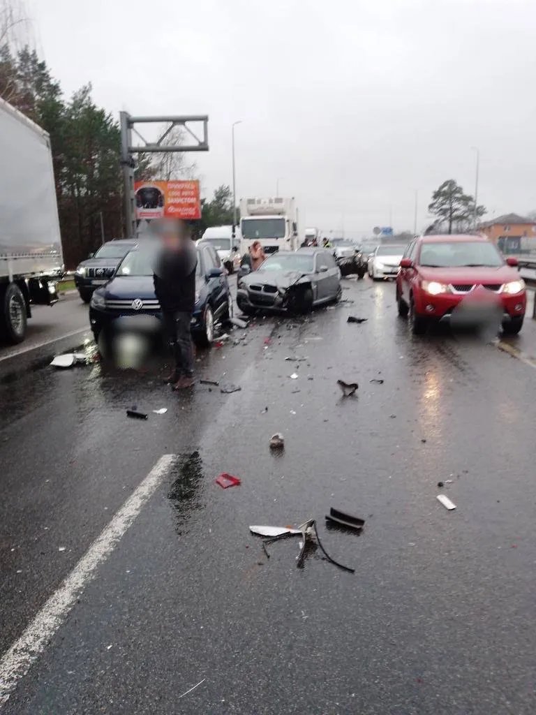 Масштабная автокатастрофа под Киевом: столкнулись девять автомобилей и автобус: фото 1