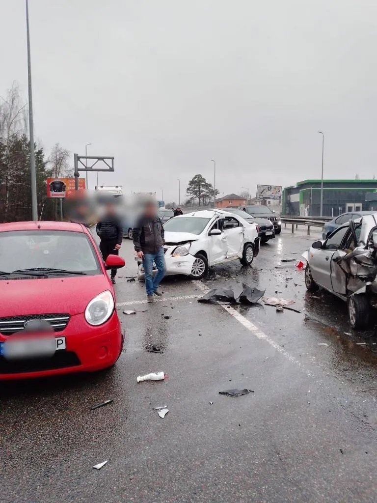 Масштабная автокатастрофа под Киевом: столкнулись девять автомобилей и автобус: фото 5