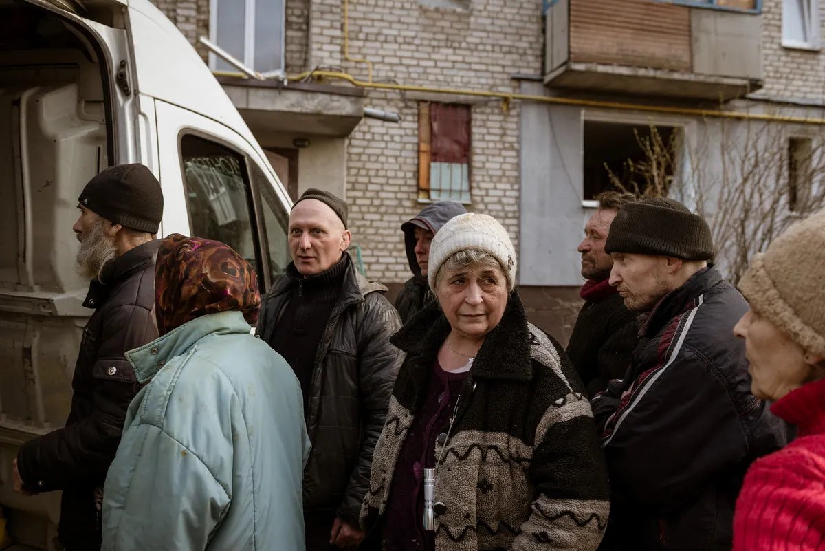 У місцевих є різні причини залишатись, і волонтер деяких розуміє У місцевих є різні причини залишатись, і волонтер деяких розуміє