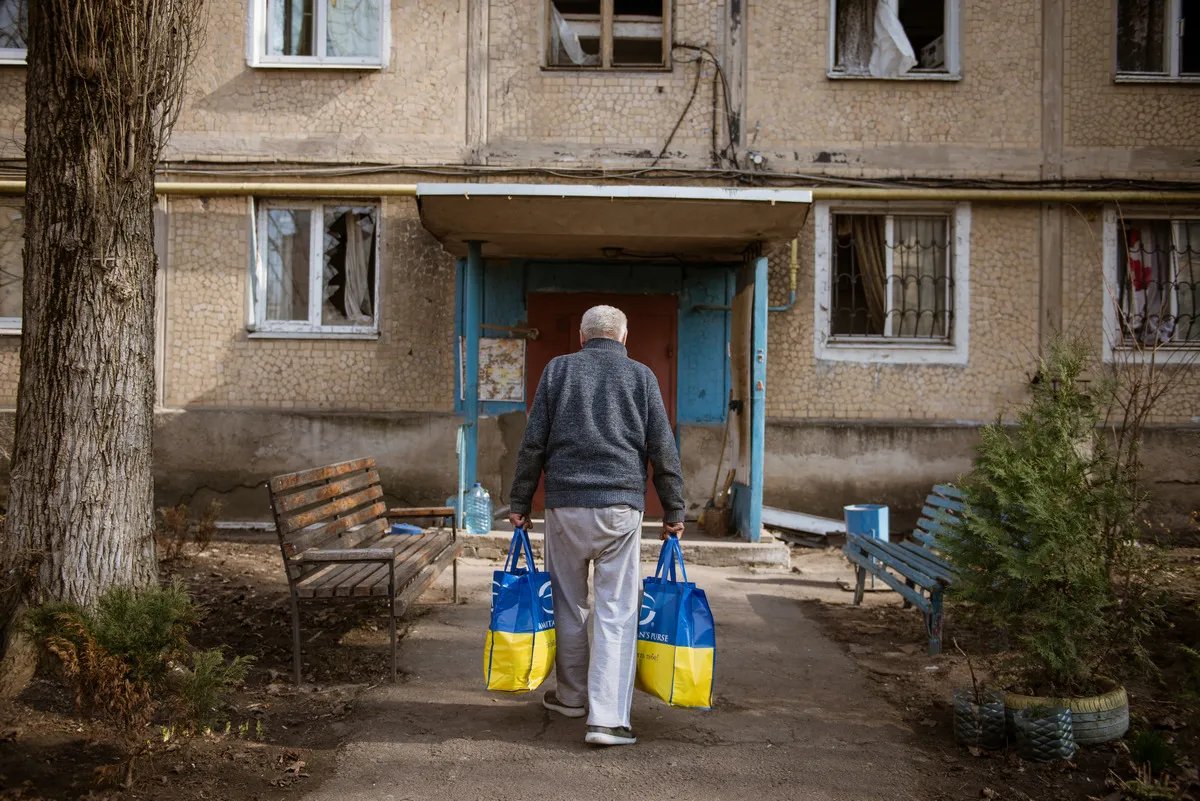 Допомогу розвозять адресно, адже людям небезпечно переміщуватись містом Допомогу розвозять адресно, адже людям небезпечно переміщуватись містом