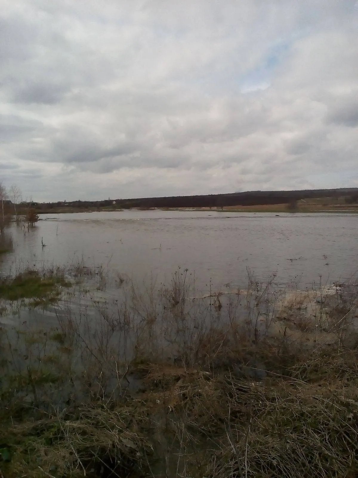 Відповідні служби намагаються зменшити потік води, який виник у Краматорську через прорив дамби