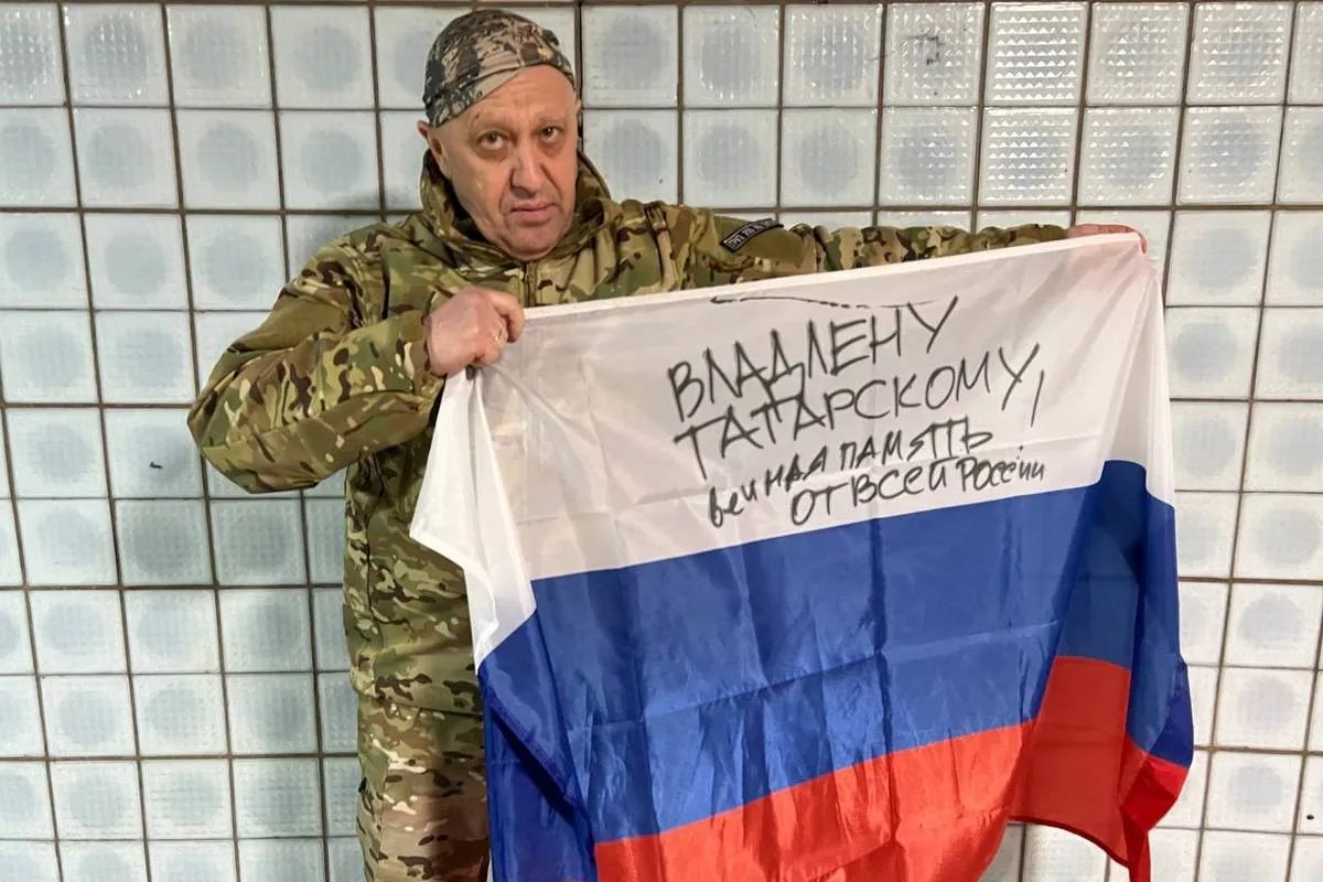 Самовпевнений Пригожин заявив, що повісив прапор над руїнами міської адміністрації Самовпевнений Пригожин заявив, що повісив прапор над руїнами міської адміністрації