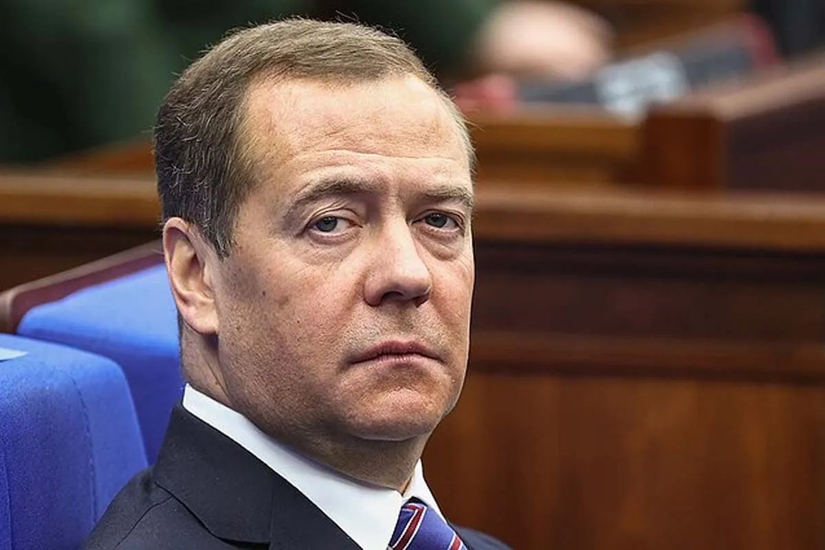 Медведєв погрожує Медведєв погрожує