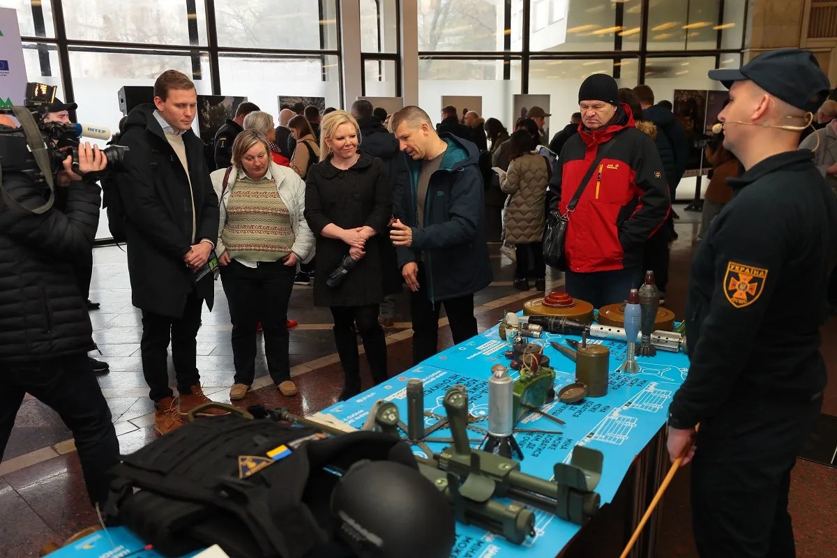 Для пасажирів метро професійні сапери провели традиційні безпекові тренінги Для пасажирів метро професійні сапери провели традиційні безпекові тренінги