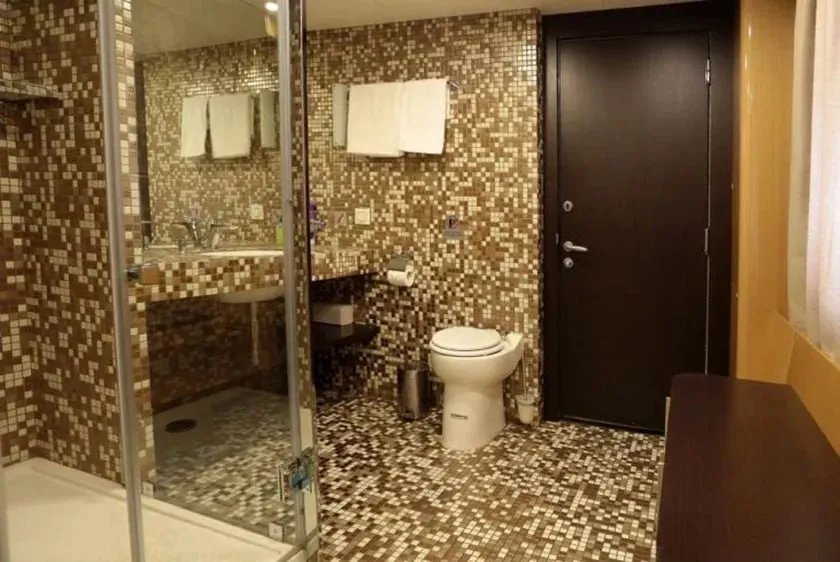 Ванна кімната виглядає розкішно