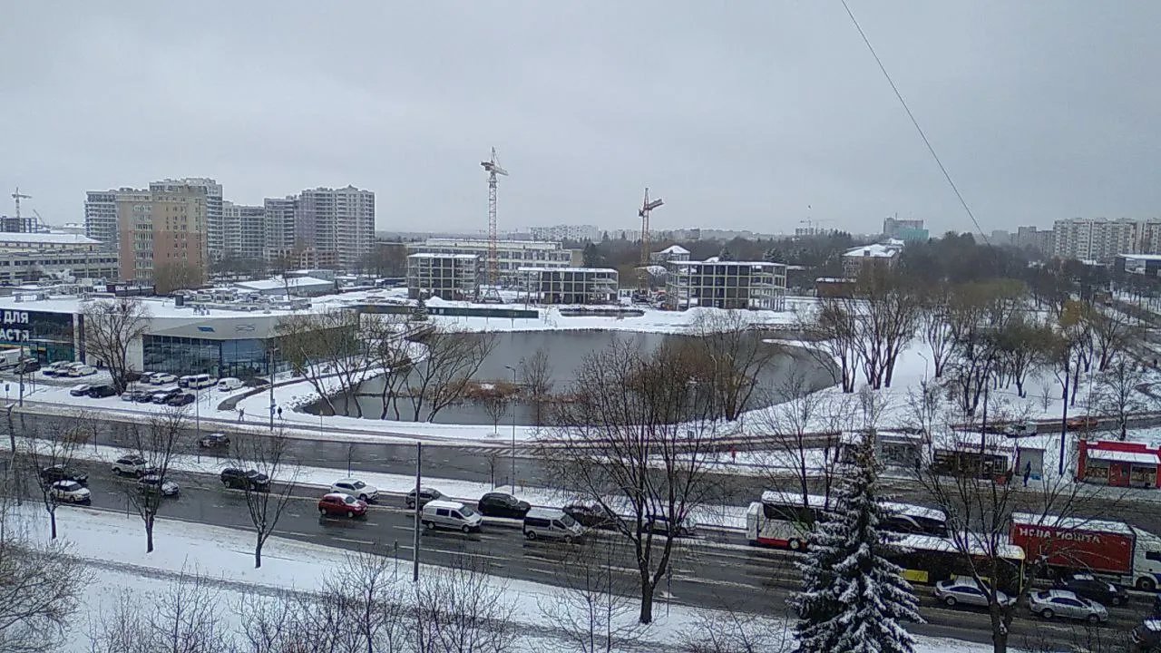 У Львові шар снігу покрив дороги та всі навколишні території