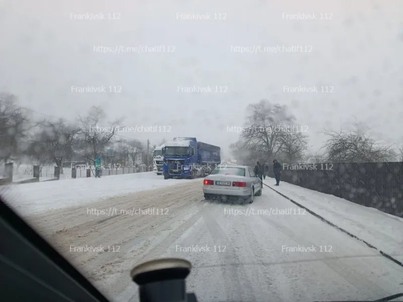 В Івано-Франківську замело дороги, автомобілістам варто бути обмережними