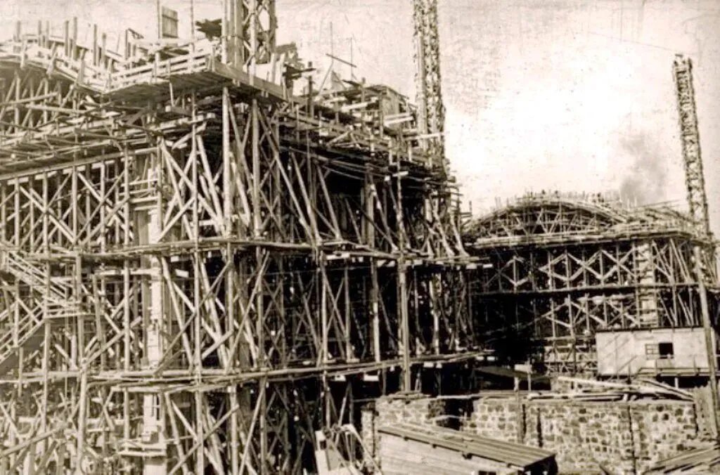 Для будівництва використовували багато кріплень та будівничих споруд