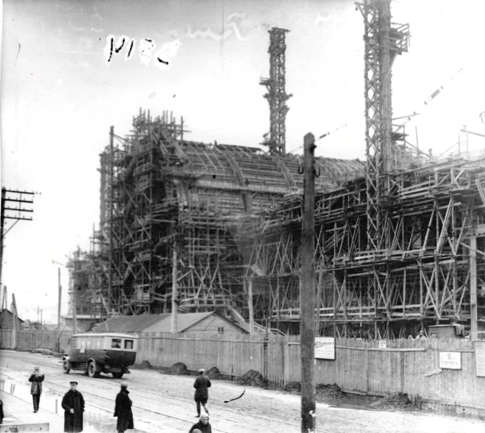 Фотографії зроблені в період основних робіт зі зведення вокзалу