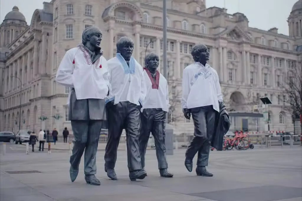 Євробачення 2023: статую Beatles у Ліверпулі одягли в українські вишиванки 1