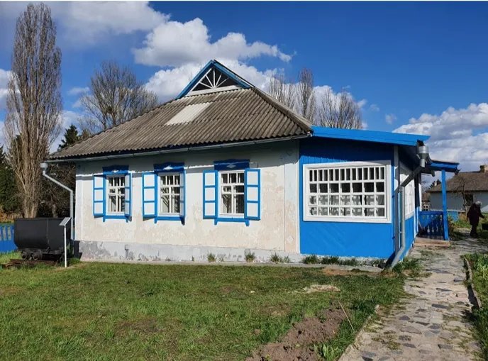 Переселенцы традиционно собираются у домика в Пирогово.