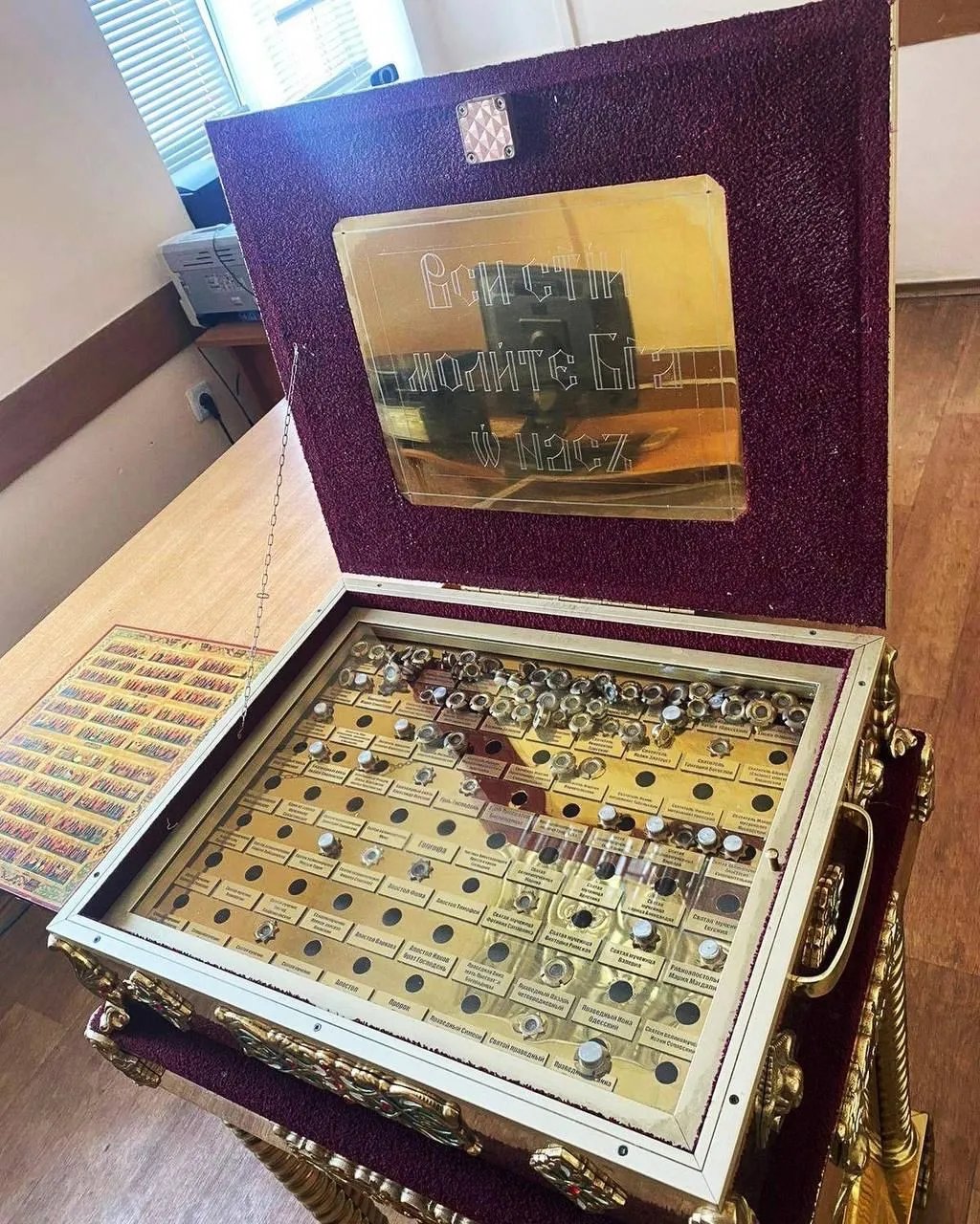 Ковчех з мощами перевозили недбало, деякі мощі випали. Фото - ДПСУ Ковчех з мощами перевозили недбало, деякі мощі випали. Фото - ДПСУ