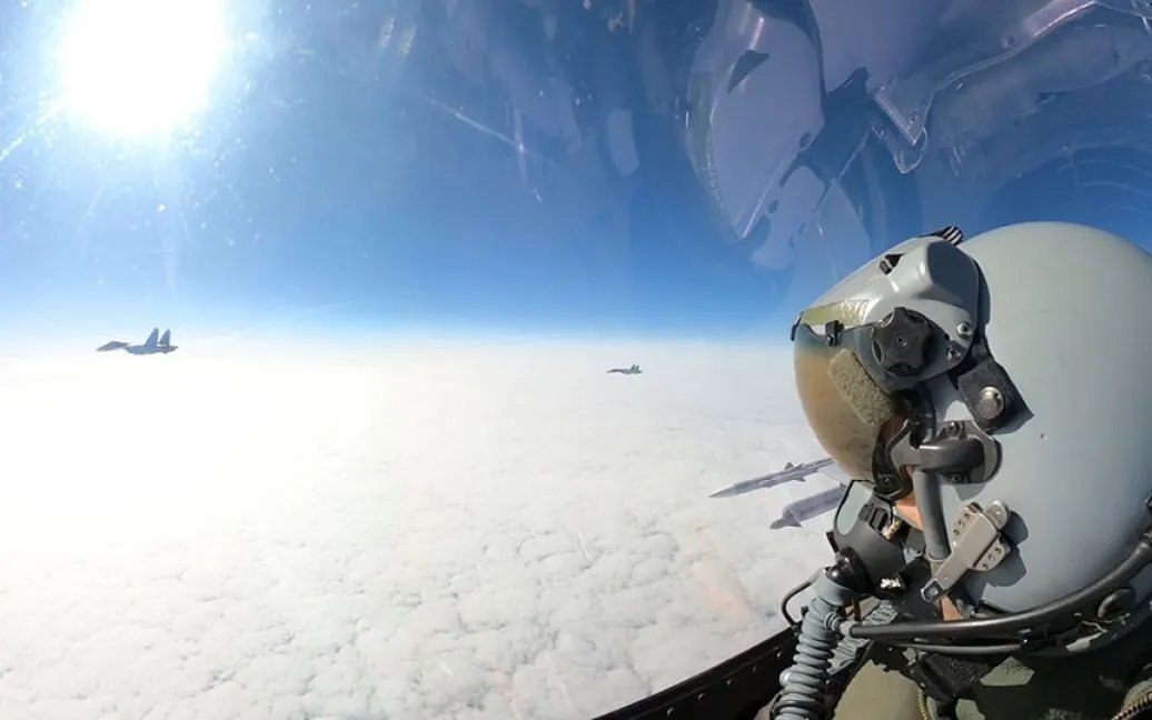 Російські літаки  Су-27 вторглись у повітряний простір відповідальності НАТО, їх перехопили винищувачі  F-16 - Фото 2