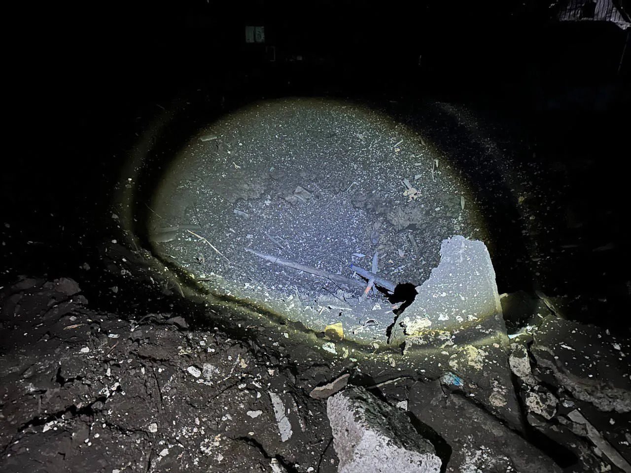 Руйнування після обстрілу росіян 9 квітня. Фото - Анатолій Куртєв Руйнування після обстрілу росіян 9 квітня. Фото - Анатолій Куртєв