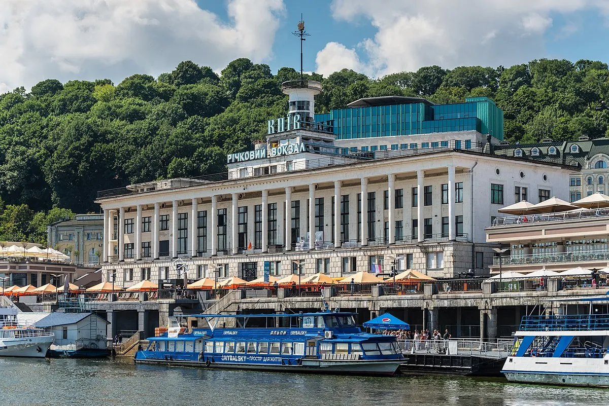 Річковий вокзал Києва з боку Дніпра