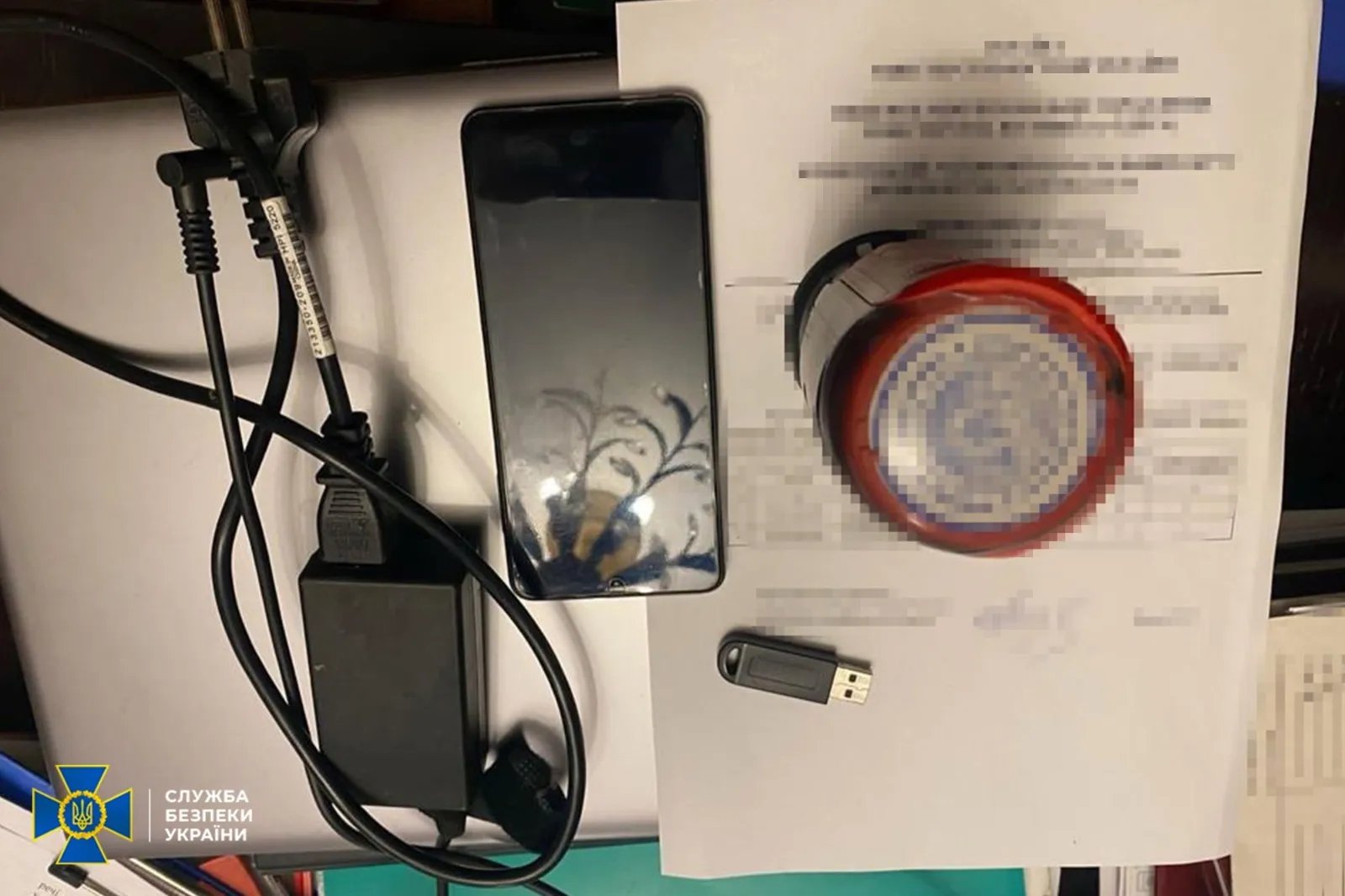 Під час обшуків знайшли підозрілу літературу, печатки та техніку з даними про діяльність компаній