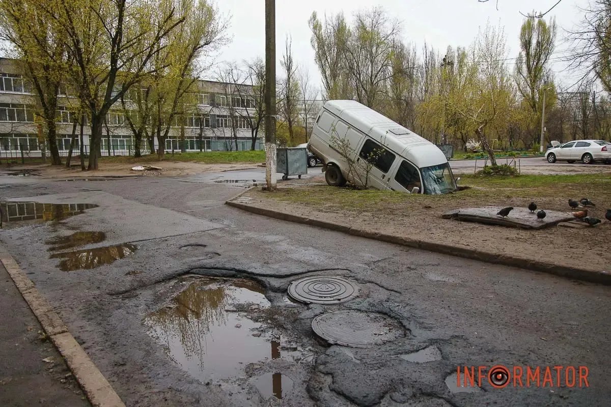 В Днепре микроавтобус провалился в большую яму посреди двора: фото