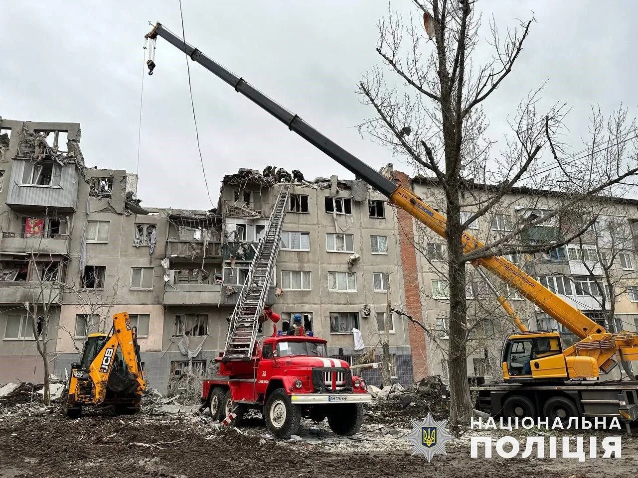 Спасатели разбирают завалы