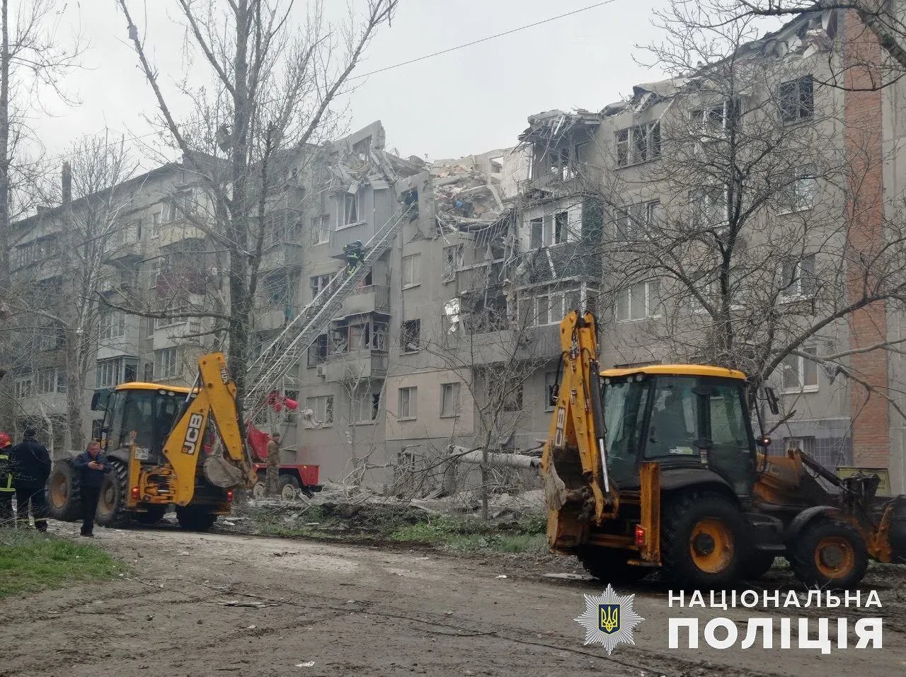 Продолжается разбор завалов