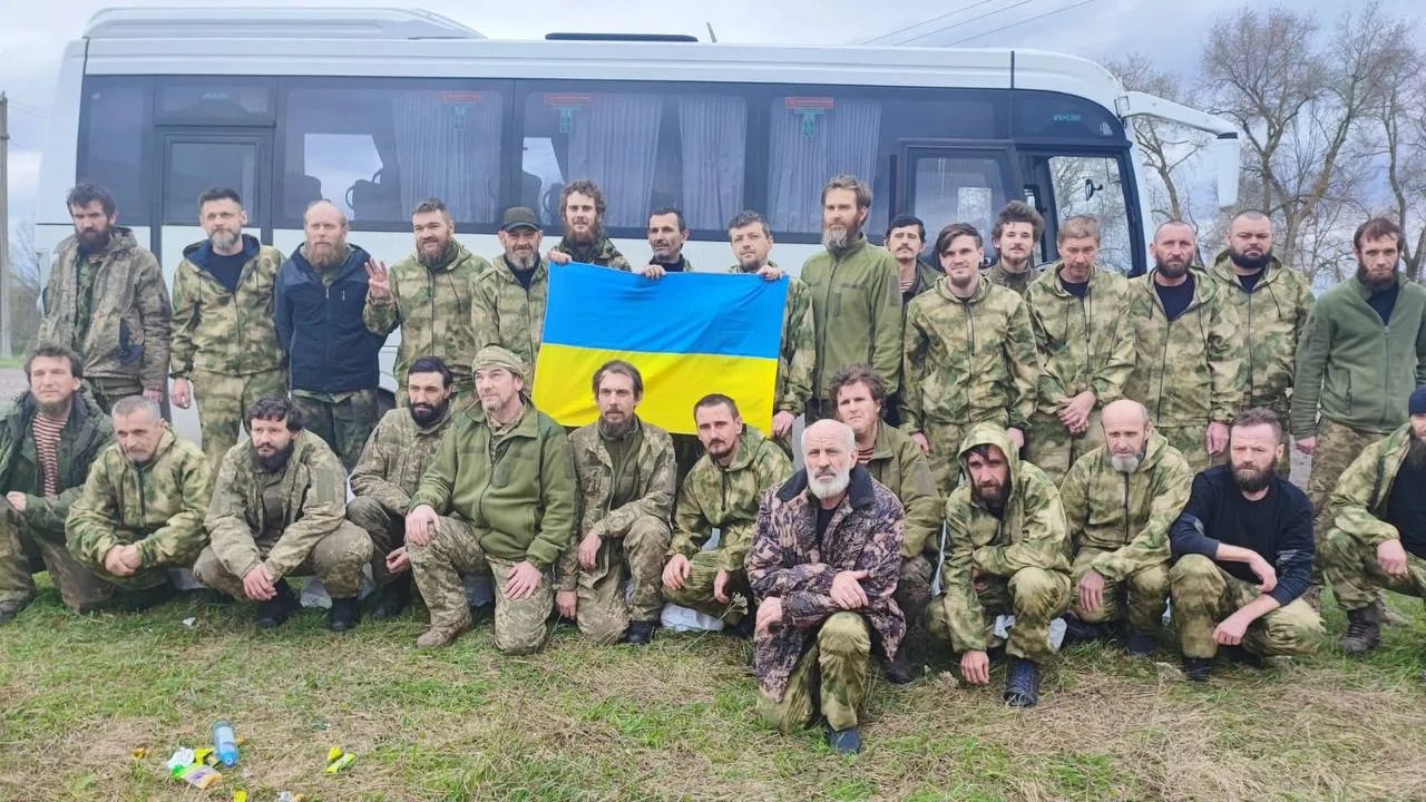 Звільнені українці сфотографувалися з прапором