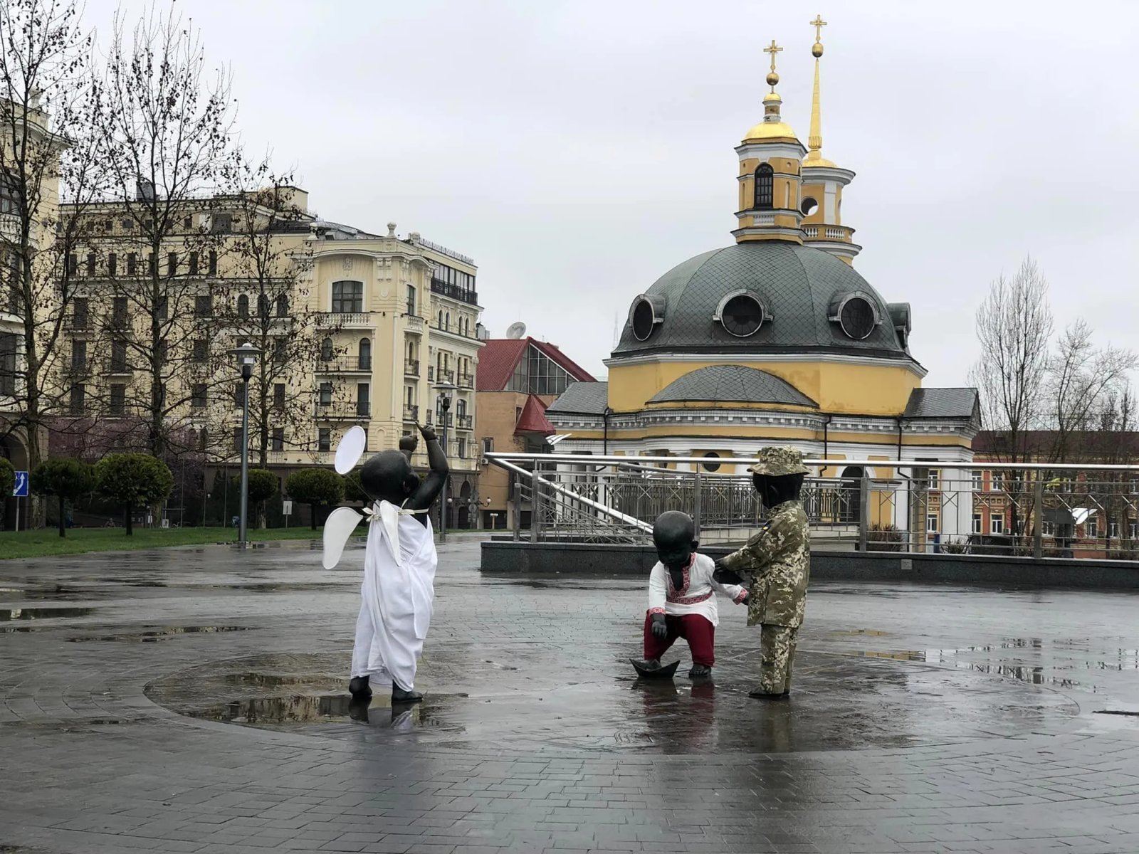 Скульптури малюків-засновників Києва у вишиванках та військовій формі. Фото -  Facebook Володимира Журавля Скульптури малюків-засновників Києва у вишиванках та військовій формі. Фото -  Facebook Володимира Журавля