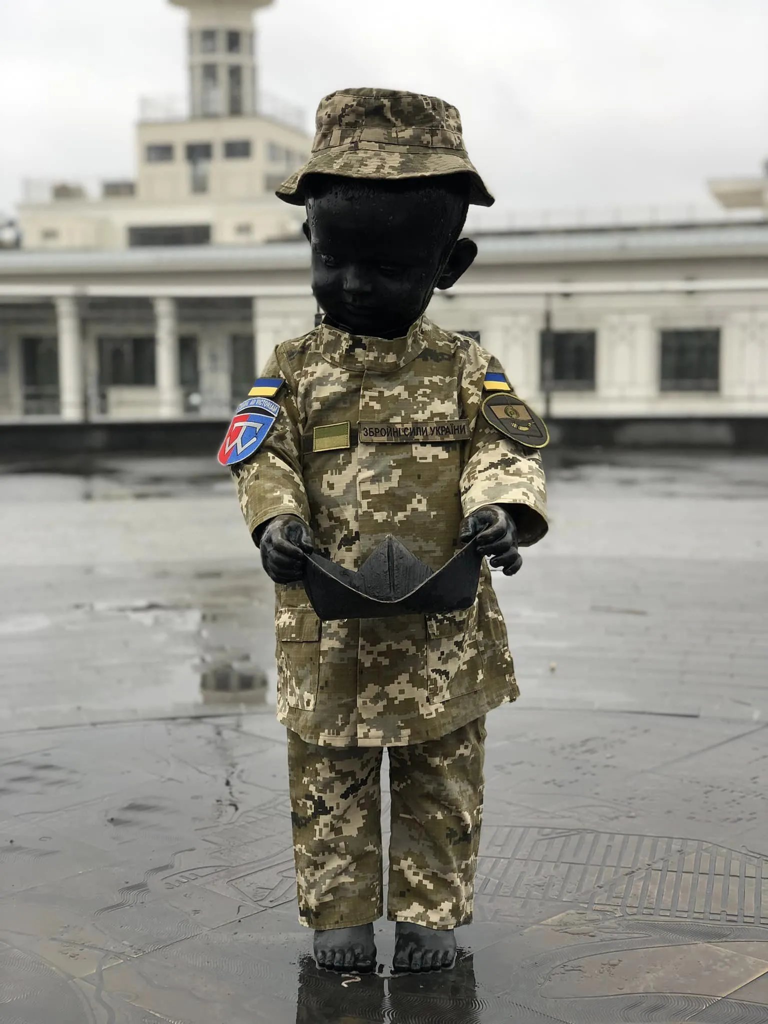 Скульптура малюка-засновника Києва у військовій формі. Фото -  Facebook Володимира Журавля Скульптура малюка-засновника Києва у військовій формі. Фото -  Facebook Володимира Журавля