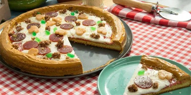 Pizza Cake - це канадська багатошарова піца, яку випікають у горщику або на сковороді
