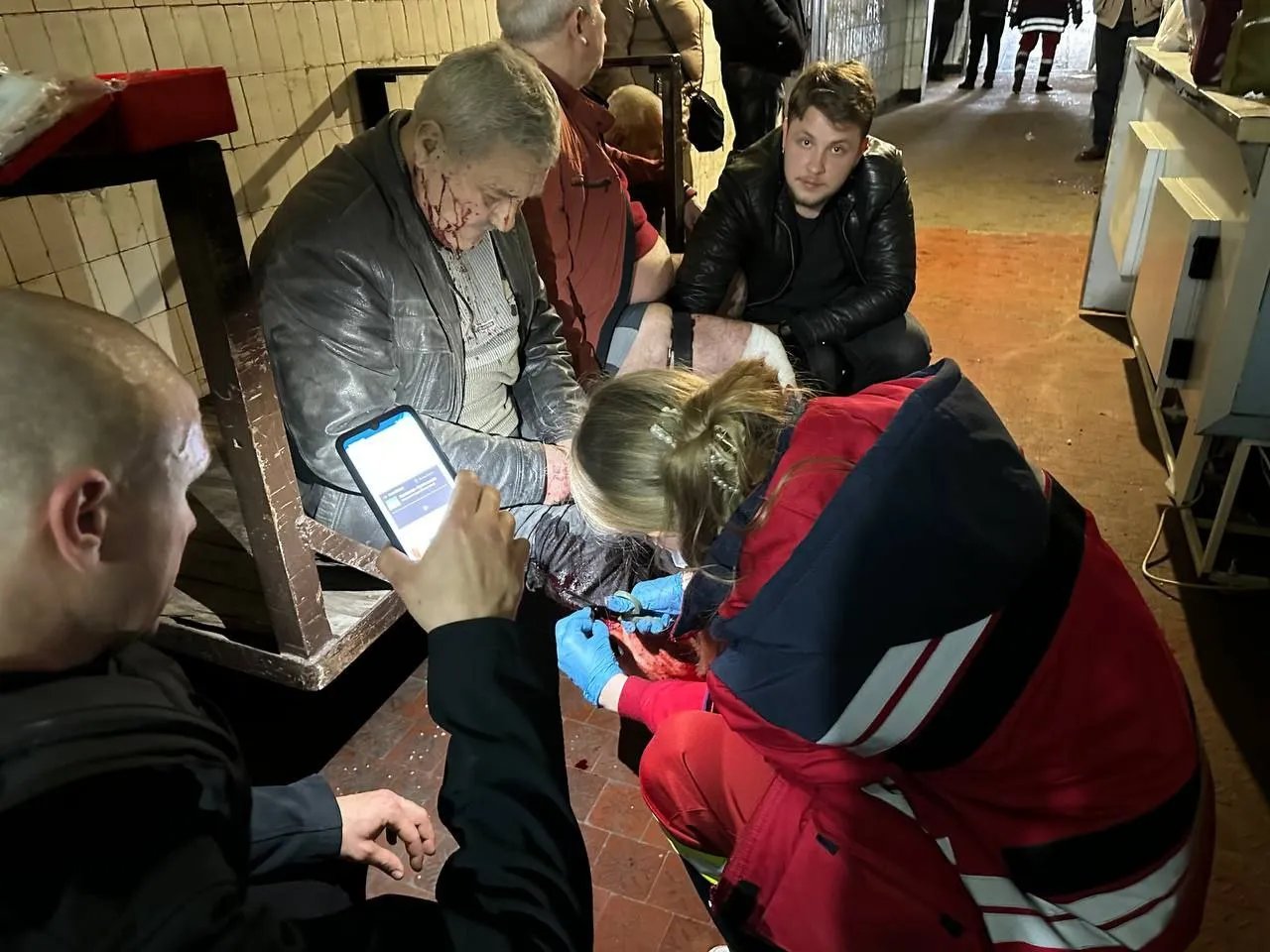 Є загиблий та поранені: окупанти масовано обстріляли ринок Херсона 3