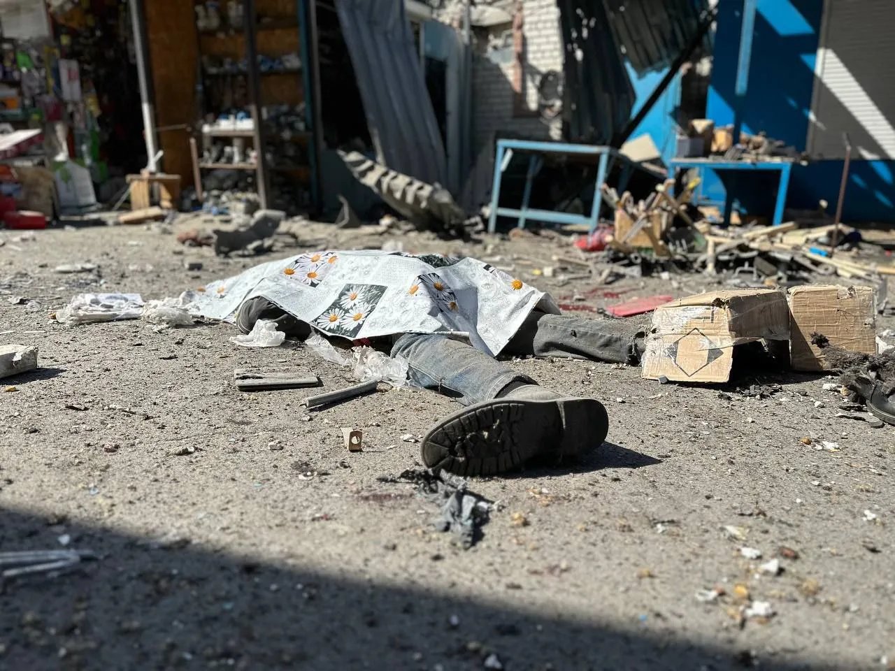 Є загиблий та поранені: окупанти масовано обстріляли ринок Херсона 4