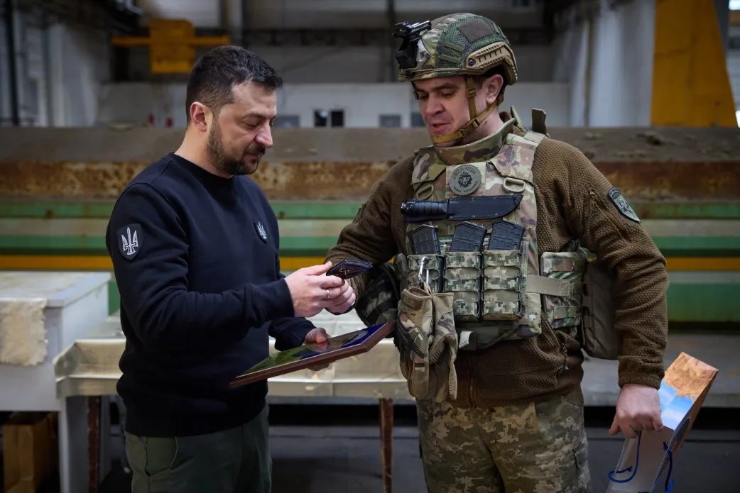 Бойцы подарили Зеленскому военный коин, шеврон и доску с символикой 110-й отдельной механизированной бригады