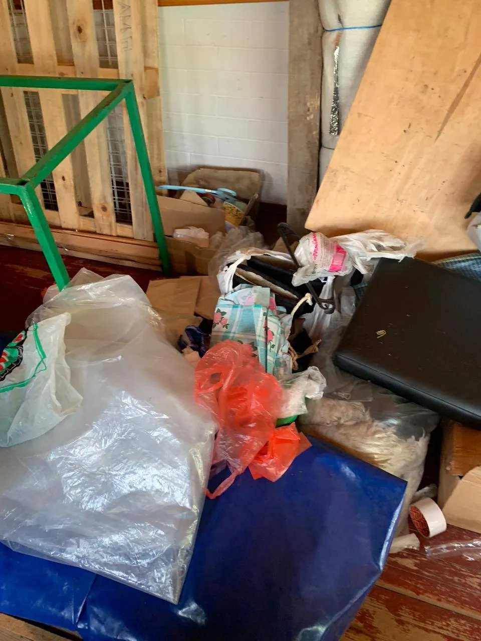 Сміття було розкидано по всьому приміщенню
