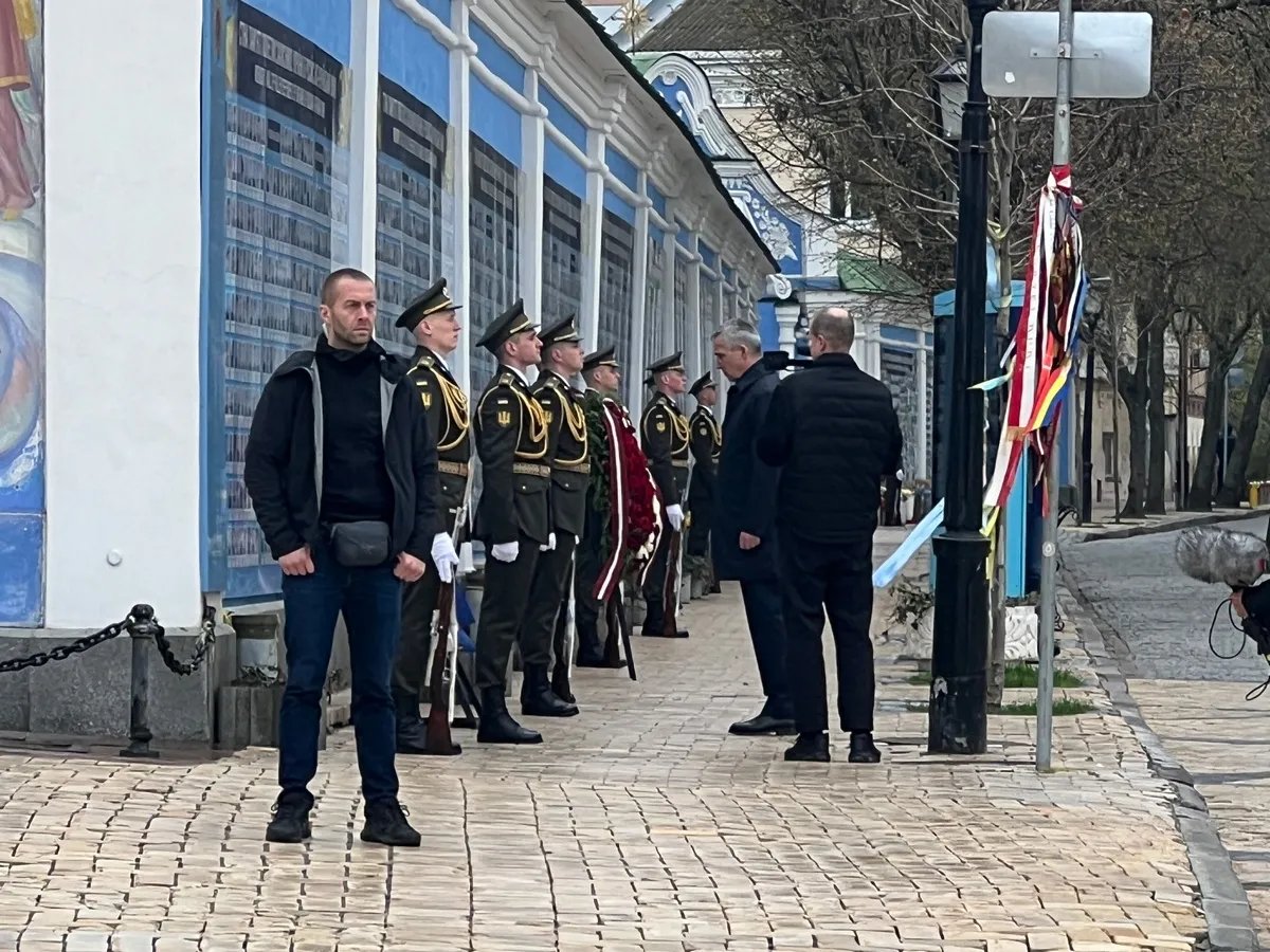 Столтенберг біля Стіни пам'яті у Києві вшанував загиблих за Україну, фото: Kyiv Independent