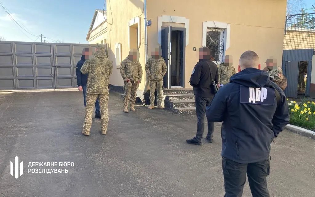 До військової частини завітали з обшуками